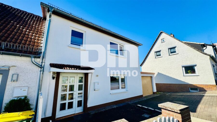 Sanierte Doppelhaushälfte mit großzügigem Garten, Garage & viel Platz für die Familie - Frontansicht / Stellplätze / Garage